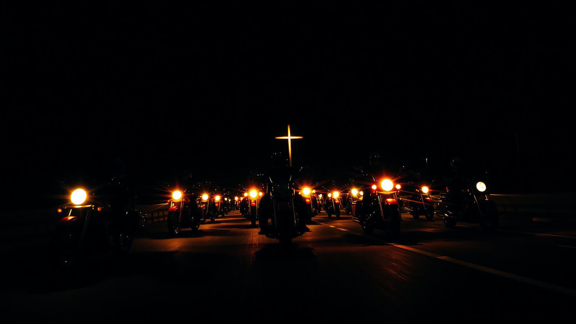 Motociclistas em comboio noturno com cruz iluminada
